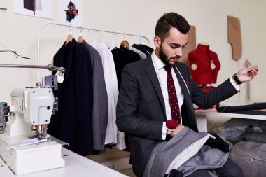 Yakışıklı portresi terzi dikiş kumaş atelier geleneksel studio çalışma sakallı