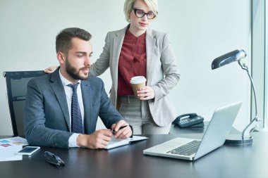 Modern açık plan ofiste bir araya ve birbirleri ile ortak proje ile ilgili fikir paylaşımı yaratıcı genç iç tasarımcılar