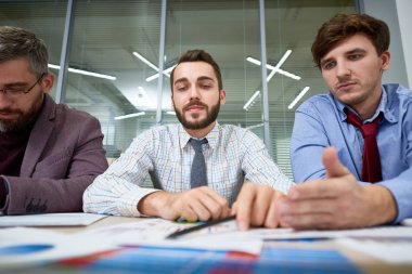 Tablo Mali belgelerde modern ofis onların önünde tartışmak toplantı oturan üç iş adamları portresi