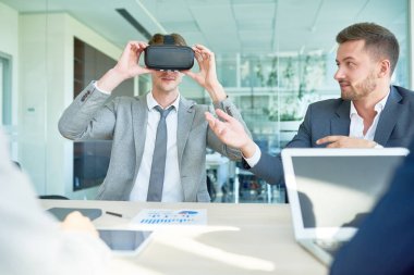 Takım gelecek vaat eden projede, geniş office lobinin arka plan üzerinde iç Vr kulaklık çalışırken birlikte kullanarak yaratıcı iç tasarımcılar