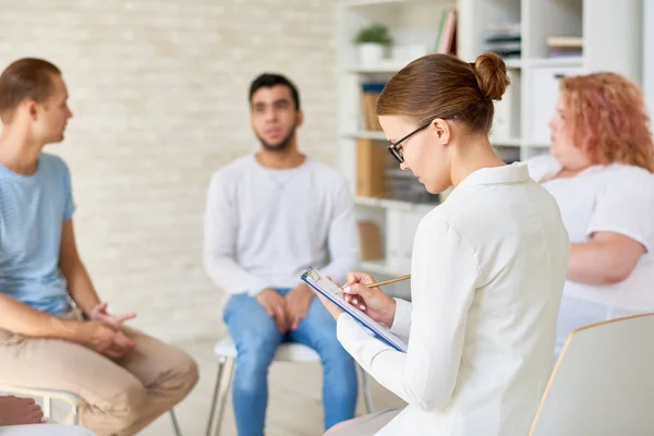 Porträtt Unga Kvinnliga Psykiater Att Göra Anteckningar Medan Lyssnar Patienter — Stockfoto