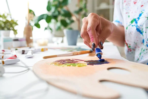 Closeup Female Hand Squeezing Out Oil Paints Color Palette While — Stock Photo, Image