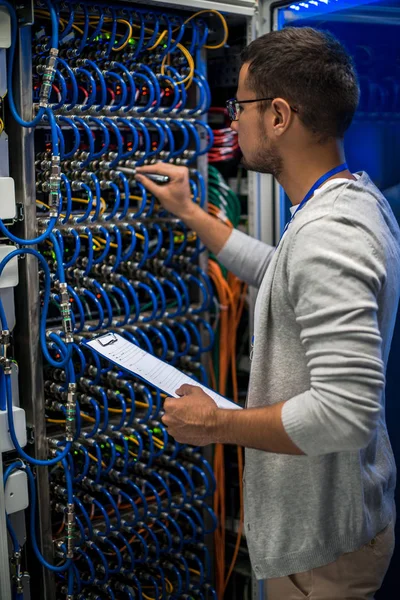 Портрет Молодого Человека Подключающего Провода Серверном Шкафу Время Работы Суперкомпьютером — стоковое фото