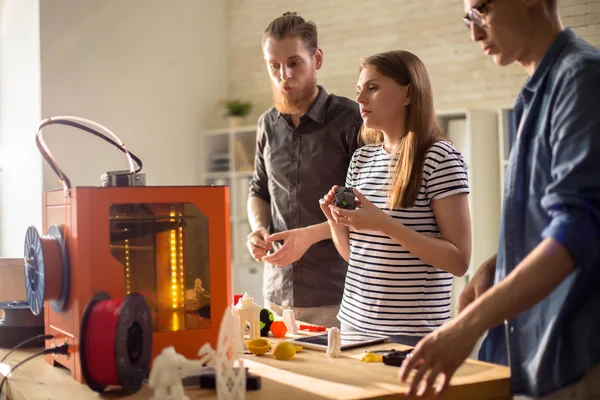 Grupo Diseñadores Creativos Trabajando Juntos Utilizando Impresora Estudio Moderno Discutiendo — Foto de Stock