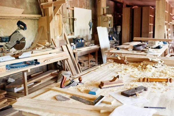 Intérieur Spacieux Atelier Désordonné Table Avec Planches Bois Outils Travail — Photo