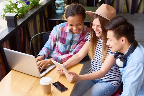 Multi Etnische Groep Van Gelukkige Jonge Mensen Met Laptop Digitale — Stockfoto