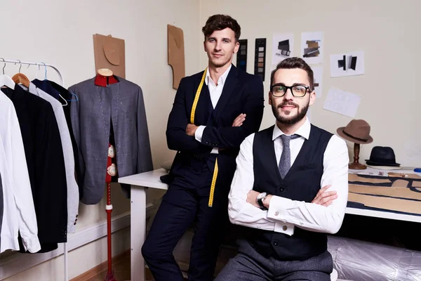 Retrato Dos Jóvenes Guapos Sastres Posando Estudio Tradicional Contra Una —  Fotos de Stock