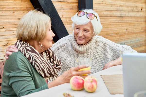 Весёлые Пожилые Женщины Трикотажных Свитерах Наслаждаются Свежим Воздухом Прекрасном Патио — стоковое фото