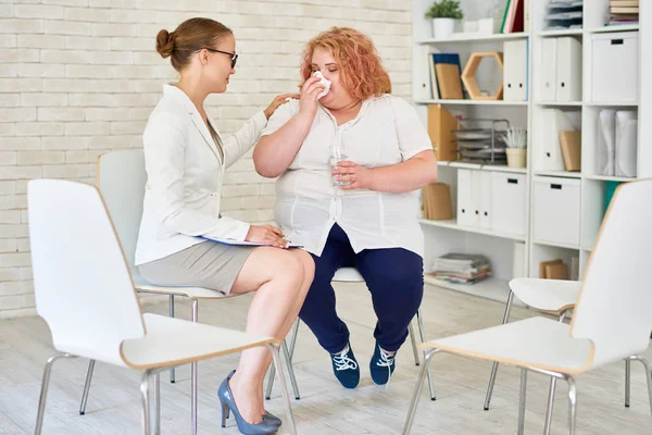 Retrato Bela Psiquiatra Feminina Reconfortante Chorando Mulher Obesa Durante Sessão — Fotografia de Stock