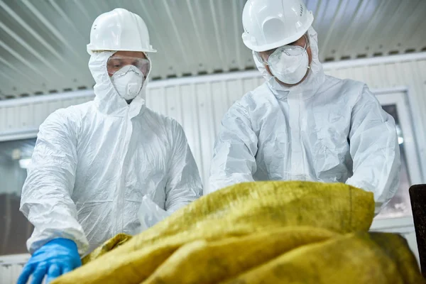 Potret Bersudut Rendah Dari Dua Pekerja Yang Mengenakan Pakaian Biohazard — Stok Foto