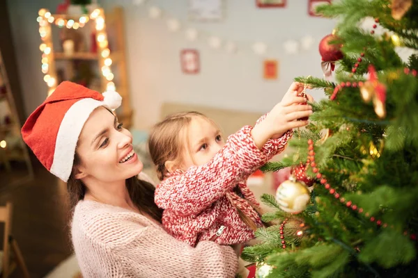 Widok Profilu Atrakcyjna Kobieta Sobie Sweter Sweter Santa Hat Trzymając — Zdjęcie stockowe