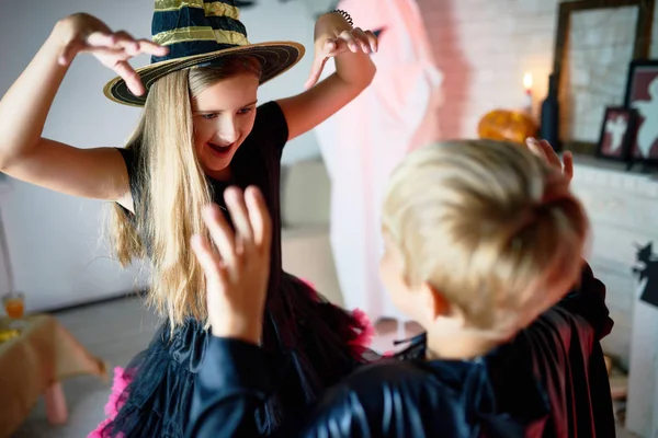 Divertidos Niños Emocionales Disfraces Halloween Haciendo Juegos Rol Asustándose Mutuamente — Foto de Stock