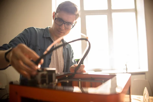 Retrato Cintura Hacia Arriba Del Joven Técnico Concentrado Anteojos Que — Foto de Stock