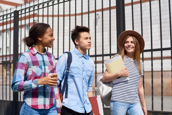 Retrato Tres Estudiantes Secundaria Felices Caminando Clase Aire Libre Sosteniendo —  Fotos de Stock