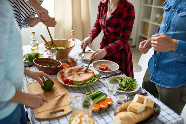 Baixa Seção Pessoas Irreconhecíveis Cortando Torta Legumes Torno Mesa Jantar — Fotografia de Stock