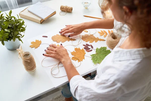 Hoge Hoek Portret Van Jonge Vrouw Maken Van Handgemaakte Herfst — Stockfoto