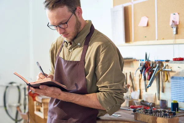 Porträtt Unga Hantverkare Rita Skisser Håller Öppen Bok Stående Workshop — Stockfoto