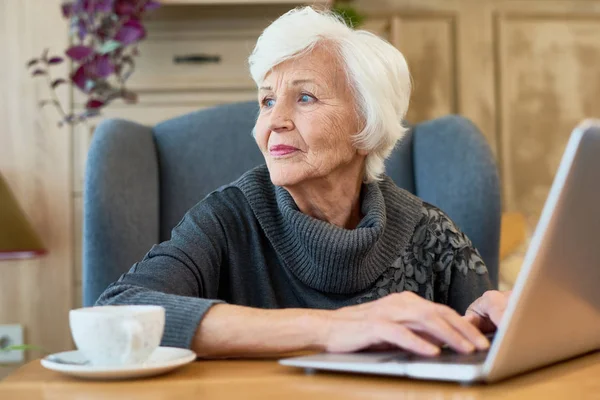 Retrato Mujer Mayor Elegante Usando Ordenador Portátil Mirando Hacia Otro — Foto de Stock