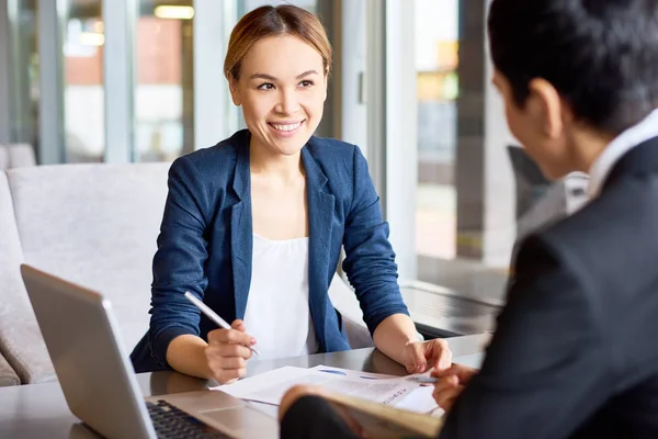 Attraktive Unternehmerin Diskutiert Details Der Für Beide Seiten Vorteilhaften Zusammenarbeit — Stockfoto