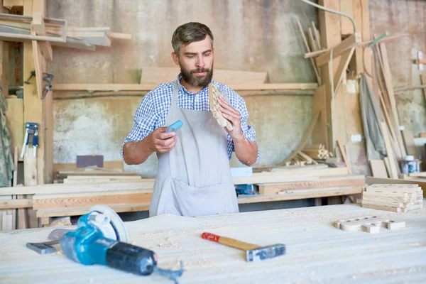 Portrét Kvalifikovaných Vousatý Carpenter Broušení Dřevěné Části Stolu Moderní Dílně — Stock fotografie