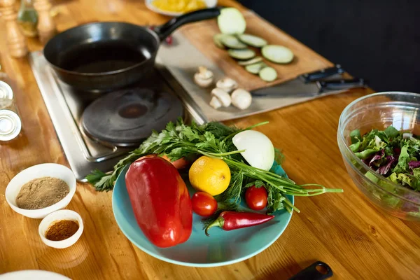 Preparaciones Para Cocinar Ensalada Vegetariana Ingredientes Colocados Mesa Madera Sartén — Foto de Stock