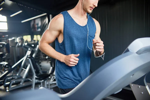 Retrato Sección Media Del Joven Musculoso Corriendo Cinta Correr Gimnasio — Foto de Stock