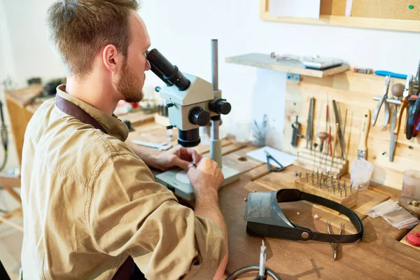 Portret Van Jonge Juwelier Inspecteren Met Behulp Van Microscoop Zit — Stockfoto