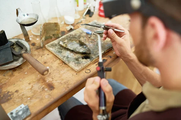 Portret Van Jonge Man Lassen Van Metalen Aan Tafel Werkplaats — Stockfoto