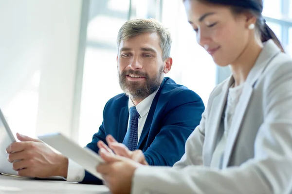 Midja Stående Stilig Skäggiga Företagare Sitter Bredvid Hans Kvinnliga Kollega — Stockfoto