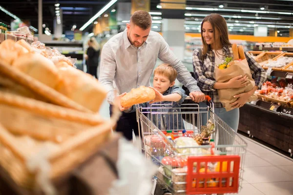 Портрет Щасливих Молодих Сімейних Покупок Продуктових Магазинів Супермаркеті Разом Маленьким — стокове фото