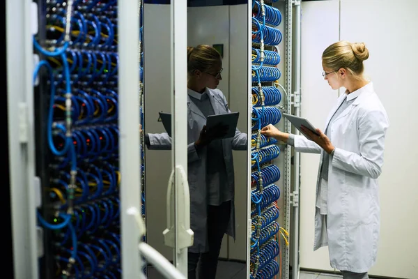 Retrato Una Joven Con Bata Laboratorio Trabajando Con Servidores Centro — Foto de Stock