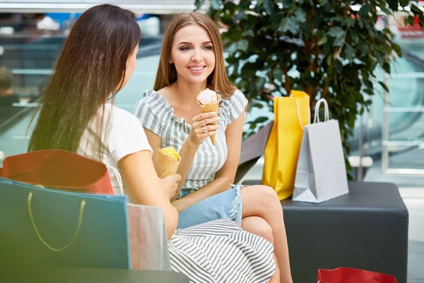 Porträtt Två Vackra Unga Kvinnor Chattar Köpcentrum Sittande Soffan Hallen — Stockfoto