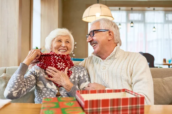 Porträt Eines Glücklichen Seniorenpaares Das Weihnachtsgeschenk Und Esstisch Öffnet Und — Stockfoto