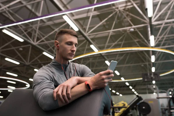 Modern Bir Spor Salonu Egzersiz Mola Müzik Smartphone Kullanarak Fitness — Stok fotoğraf
