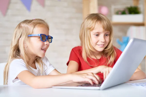 Portret Van Twee Kleine Meisjes Met Behulp Van Laptop Samen — Stockfoto