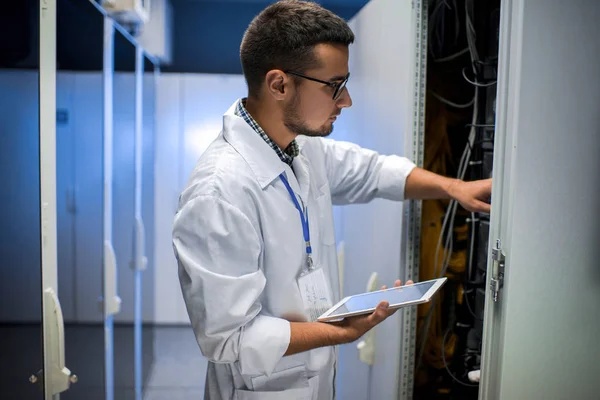 Retrato Visão Lateral Jovens Cientistas Olhando Gabinete Servidor Enquanto Trabalham — Fotografia de Stock