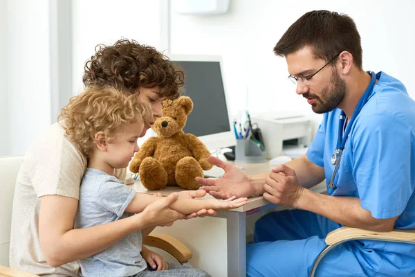 Portrait Jeune Mère Avec Petit Enfant Cabinet Médical Femme Tenant — Photo