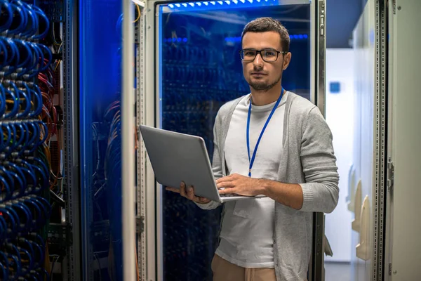 Portrait Young Man Holding Laptop Looking Camera Standing Server Cabinet — Stock Photo, Image