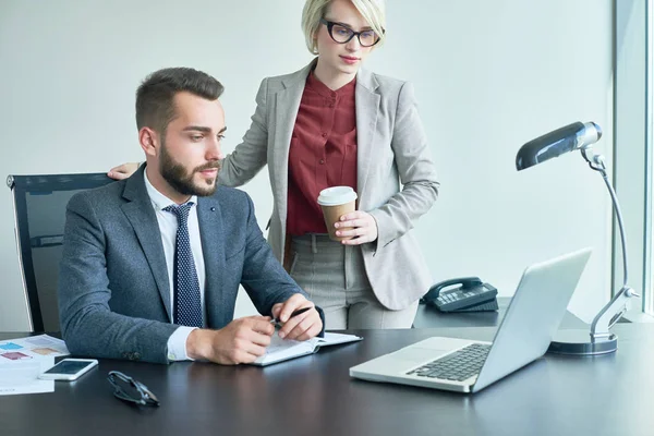 Kreativa Unga Inredare Samlades Moderna Öppet Kontorslandskap Och Dela Idéer — Stockfoto