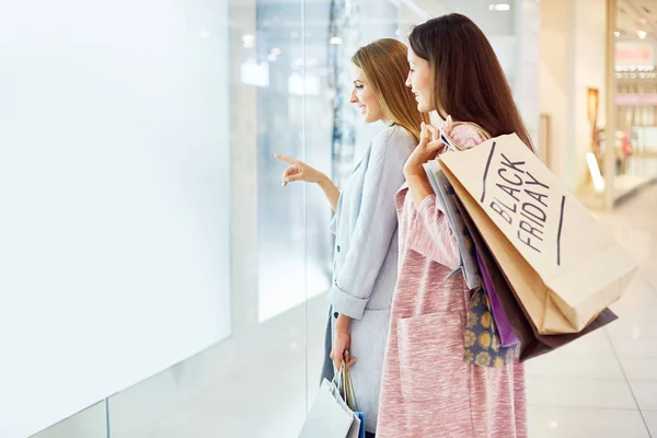 Retrato Duas Mulheres Bonitas Centro Comercial Olhando Para Vitrines Loja — Fotografia de Stock