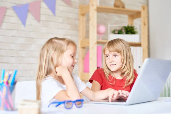 Πορτρέτο Των Δύο Χαμογελώντας Κοριτσάκια Κουβεντιάζοντας Ενώ Χρησιμοποιώντας Φορητό Υπολογιστή — Φωτογραφία Αρχείου