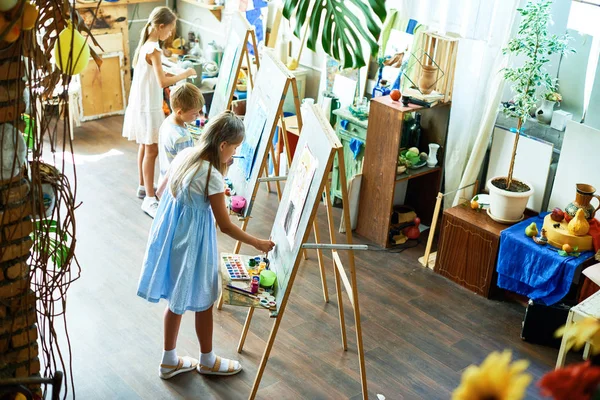 Niños Talentosos Disfrutando Clases Pintura Estudio Arte Moderno Paran Caballetes — Foto de Stock
