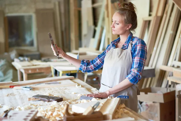 Retrato Carpintero Femenino Experto Pulido Pieza Madera Taller Moderno Espacio — Foto de Stock