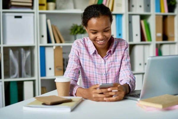 Retrato Menina Africana Sorridente Usando Smartphone Biblioteca Escola Navegando Nas — Fotografia de Stock