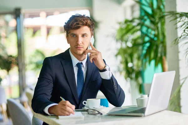 Retrato Del Joven Guapo Que Trabaja Cafetería Durante Descanso Del — Foto de Stock