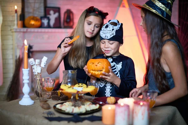 Curiosos Amiguitos Interesados Las Tradiciones Halloween Abriendo Linterna Calabaza Tallada — Foto de Stock