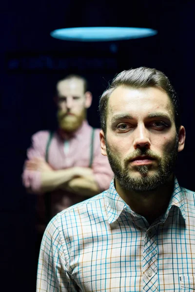 Retrato Dos Hombres Guapos Posando Mirando Cámara Sobre Fondo Negro — Foto de Stock