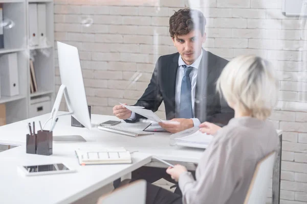 Porträtt Stilig Affärsman Möte Med Kvinnlig Kollega Planera Marknadsföring Strategi — Stockfoto