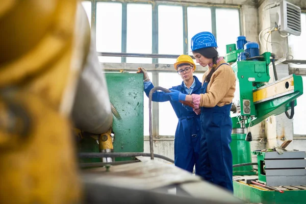 Empleados Fábrica Reflexivos Presionando Botón Mientras Trabajan Juntos Máquina Industrial — Foto de Stock