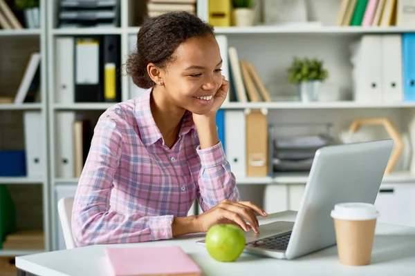 Retrato Menina Africana Sorridente Estudando Usando Laptop Biblioteca Escola — Fotografia de Stock